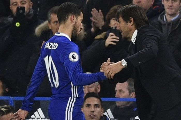  Manajer Chelsea, Antonio Conte (kanan), berjabat tangan dengan Eden Hazard dalam pertandingan Liga Inggris 2016-2017 menghadapi Everton di Stamford Bridge, London, Inggris, pada Sabtu (5/11/2016). 