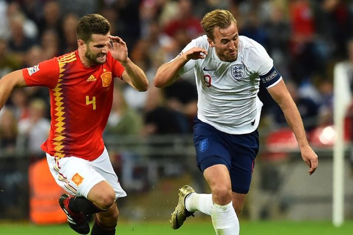  Striker timnas Inggris, Harry Kane (kanan), berduel dengan bek Spanyol, Nacho Fernandez, dalam pertandingan UEFA Nations League di Stadion Wembley, London, 8 September 2018. 