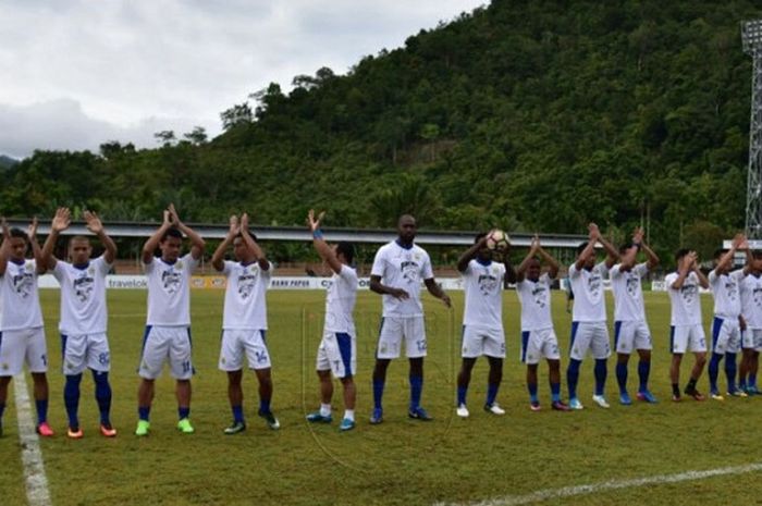 Pemain Persib Bandung sebelum melakukan pemanasan saat melawan Perseru Serui di Stadion Marora, Serui, Sabtu (29/7/17).