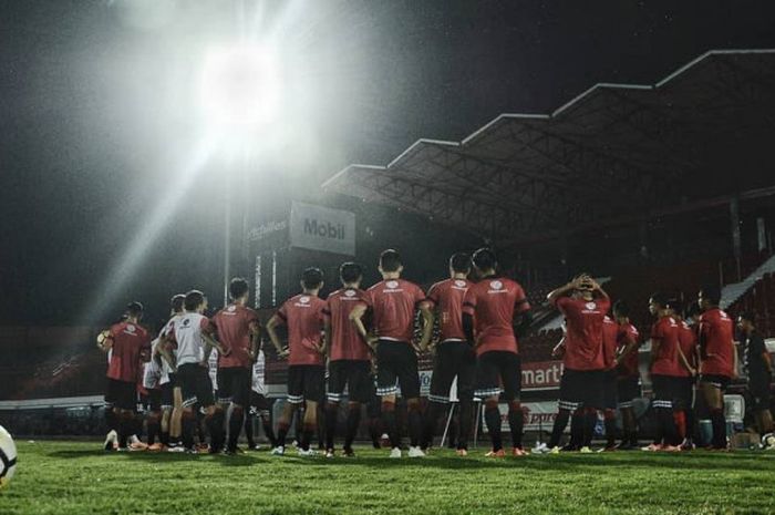 Skuat Bali United menggelar latihan pada malam hari di Stadion Kapten I Wayan Dipta, Gianyar, Bali