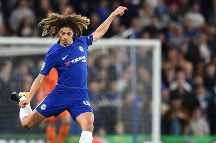 Pemain Chelsea, Ethan Ampadu, mengoper bola dalam laga babak keempat Piala Liga Inggris kontra Everton di Stadion Stamford Bridge, London, pada 25 Oktober 2017.