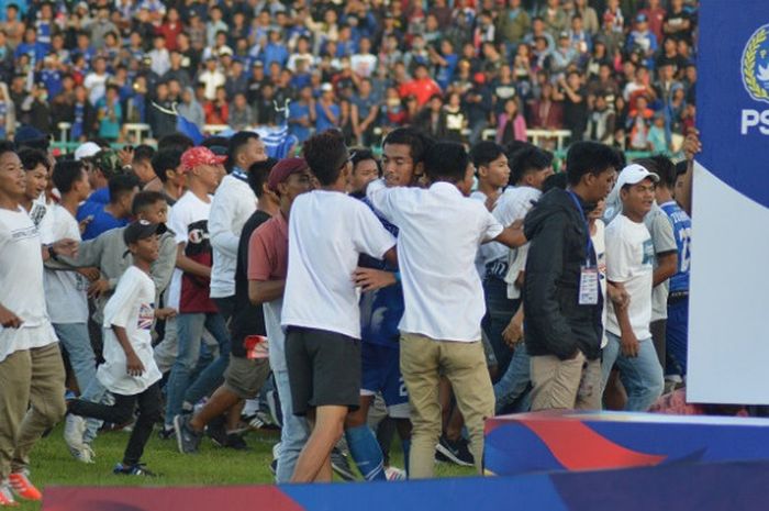 Suporter PSCS Cilacap saat menyerbu pemain seusai pertandingan final Liga 3 Nasional 2018 di Stadion Wijayakusuma, Minggu (30/12/2018).