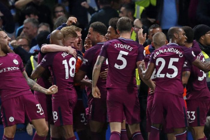 Para pemain Manchester City merayakan gol Kevin de Bruyne ke gawang Chelsea pada laga Liga Inggris di Stadion Stamford Bridge, Sabtu (30/9/2017) malam.