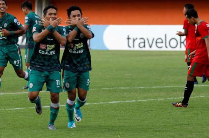 Pemain PSS Sleman, Bagus Nirwanto (kanan) merayakan gol ke gawang Persibat pada laga Liga 2 di Stadion Maguwoharjo, Sleman, 8 Agustus 2017.  