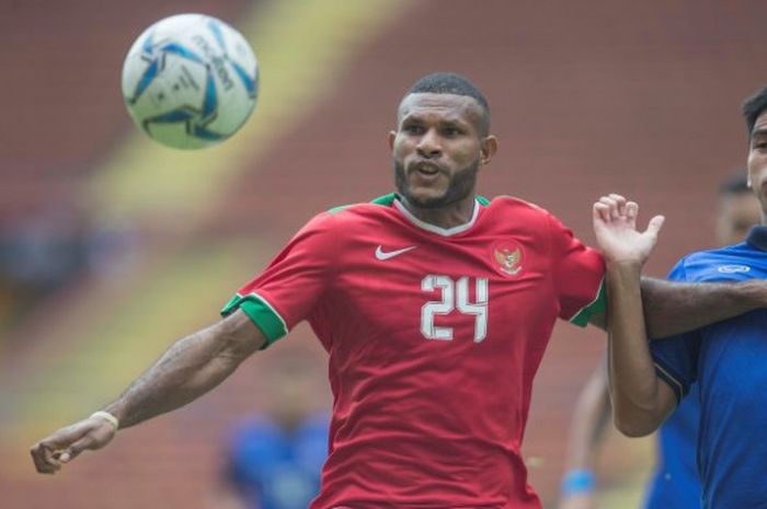   Striker timnas U-22 Indonesia, Marinus Wanewar dikawal ketat gelandang timnas U-22 Thailand, Nattawut Sombatyotha pada laga perdana Grup B SEA Games 2017 di Stadion Shah Alam, Selangor, 15 Agustus 2017.   