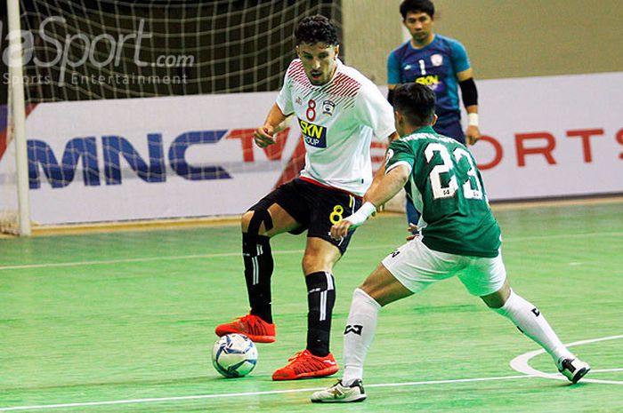 Pemain SKN Kebumen, Khalid El Hattach (kiri) berupaya melewati hadangan pemain Melaka United di laga perdana Grup B AFF Futsal Club Championship 2018 di GOR UNY, Yogyakarta, Minggu (15/7/2018), SKN Kebumen bermain imbang 3-3.