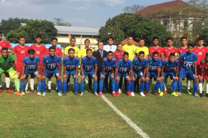 Para pemain timnas U-19 Indonesia (merah) dan pilar Persibara serta perangkat laga berpose sebelum uji coba kedua tim dimulai di Lapangan UNY, Sleman pada Sabtu (8/9/2018) sore. 