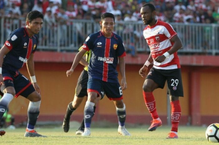 Gelandang Madura United, Zah Rahan, berusaha melewati pemain Selangor FA, Evan Dimas, dalam laga uji coba, Selasa (4/9/2018). 