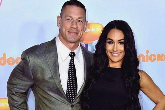 John Cena (kiri) dan Nikki Bella (kanan) saat menghadiri ajang Kids Choice Awards 2017.