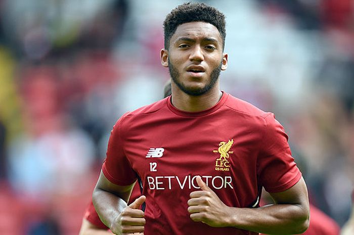 Bek Liverpool, Joe Gomez, melakukan pemanasan menejlang laga melawan Crystal Palace dalam laga lanjutan Liga Inggris 2017-2018 di Stadion Anfield, Liverpool, Inggris, pada 19 Agustus 2017.