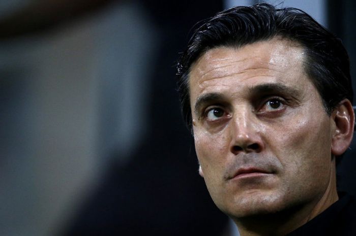 Reaksi pelatih AC Milan, Vincenzo Montella, dalam laga Liga Italia kontra Cagliari di Stadion San Siro, Milan, pada 27 Agustus 2017.