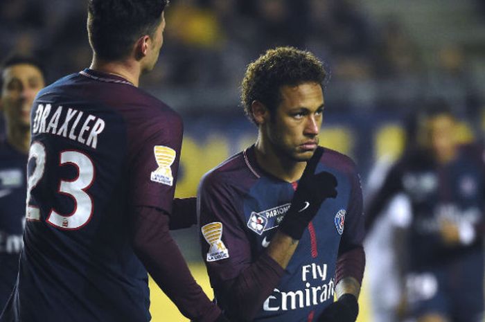 Ekspresi bintang Paris Saint-Germain, Neymar (kanan), usai mencetak gol ke gawang SC Amiens pada babak perempat final Piala Liga Prancis, di Stade de la Licorne, Amiens, Prancis, Kamis (11/1/2018) dini hari WIB