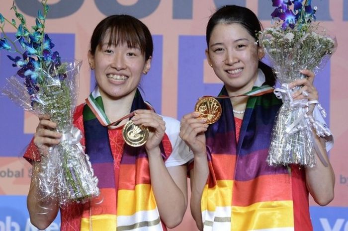 Pasangan ganda putri Jepang, Shiho Tanaka (kiri) dan Koharu Yonemoto, berpose dengan medali emas yang mereka raih setelah memenangi laga final turnamen India Terbuka di Siri Fort Indoor Stadium, New Delhi, Minggu (2/4/2017). Tanaka/Yonemoto mengalahkan rekan senegara, Naoko Fukuman/Kurumi Yonao, 16-21, 21-19, 21-10.