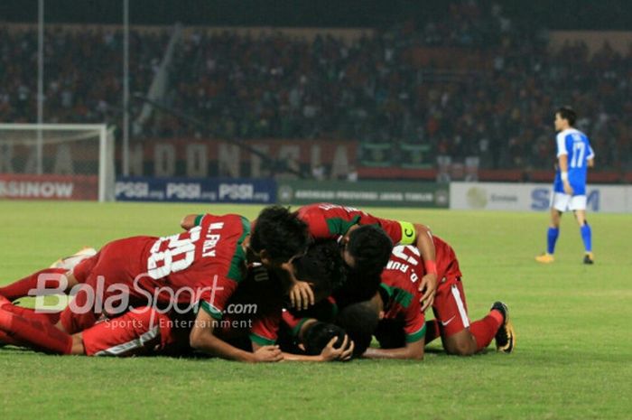     Skuat timnas U-19 Indonesia merayakan gol ke gawang timnas U-19 Singapura di Gelora Delta, Sidoarjo, Selasa (3/7/2018).    