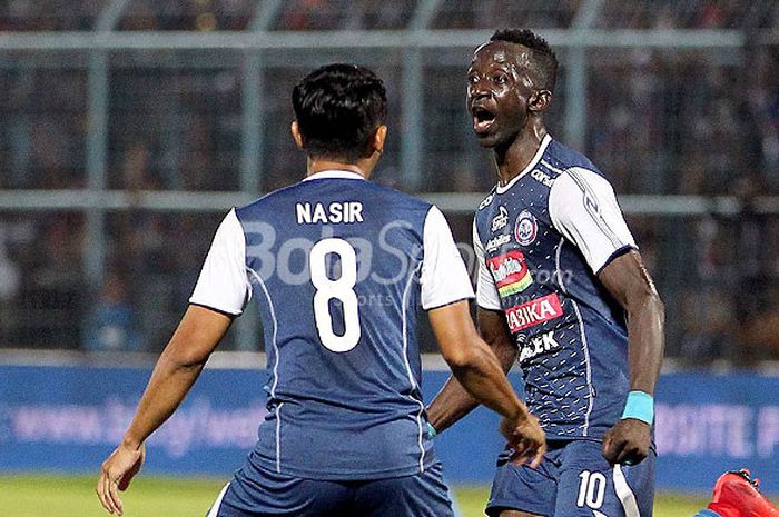  Striker Arema FC, Makan Konate, melakukan selebrasi seusai membobol gawang Persija Jakarta dalam laga pekan ke-19 Liga 1 2018 di Stadion Kanjuruhan Malang, Jawa Timur, Minggu (05/08/2018) malam. 