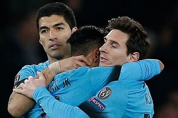 Trio MSN Barcelona (Lionel Messi, Luis Suarez, dan Neymar) merayakan gol ke gawang Arsenal, pada laga pertama babak 16 besar Liga Champions di Stadion Emirates, Selasa (23/2/2016) atau Rabu dini hari WIB.