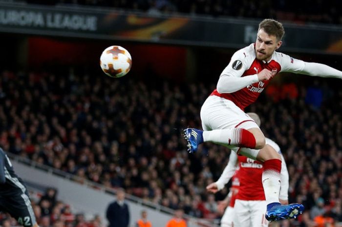 Gelandang Arsenal, Aaron Ramsey, mencetak gol ke gawang CSKA Moskva dalam laga leg pertama perempat final Liga Europa di Stadion Emirates, London, Inggris pada 5 April 2018.