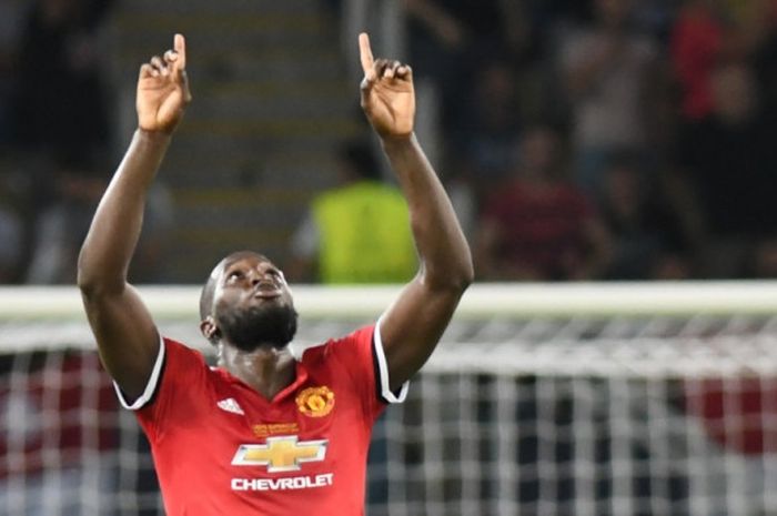 Striker Manchester United, Romelu Lukaku, merayakan gol yang ia cetak ke gawang Real Madrid dalam pertandingan Piala Super Eropa 2017 di Stadion Nacionalna Arena Filip II, Rabu (9/8/2017) dini hari WIB.