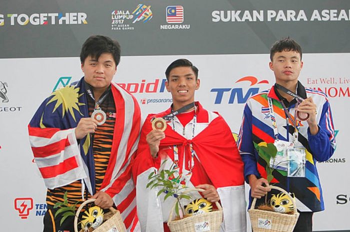 Perenang difabel Indonesia, Muhammad Bejita (tengah), berpose dengan para peraih medali ASEAN Para Games 2017 lain di atas podium. Bejita meraih medali emas pada nomor 100 meter gaya punggung.