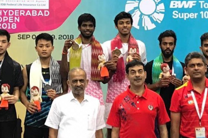 Pasangan Akbar Bintang Cahyono/Moh Reza Pahlevi (kiri) di podium usai kalah di final turnamen bulu tangkis Hyderabad Open 2018 pada Minggu (9/9/2018).