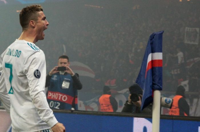  Megabintang Real Madrid, Cristiano Ronaldo, merayakan gol yang dia cetak ke gawang Paris Saint-Germain dalam laga leg kedua babak 16 besar Liga Champions di Stadion Parc des Princes, Paris, Prancis, pada 6 Maret 2018. 