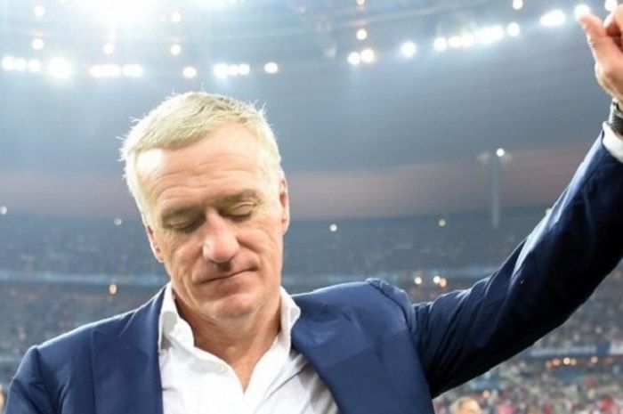 Pelatih tim nasional Perancis, Didier Deschamps, tampak kecewa setelah anak asuhnya dikalahkan Portugal, dalam laga final Piala Eropa 2016 di Stade de France, Saint-Denis, Minggu (10/7/2016) waktu setempat.