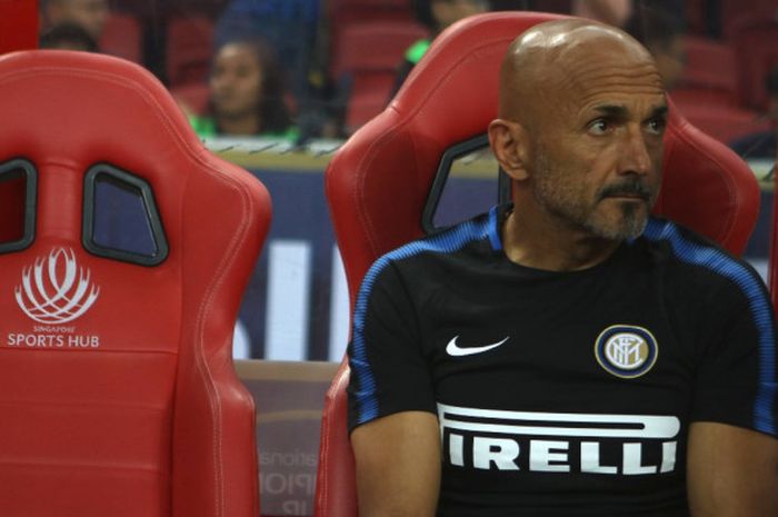 Pelatih Inter Milan, Luciano Spalletti, tengah mengamati penampilan anak asuhnya saat menang 2-0 atas Bayern Muenchen dalam laga International Champions Cup 2017 di Stadion Nasional Singapura, Kamis (27/7/2017)