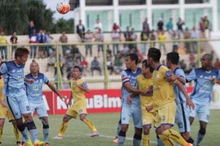 Laga Barito Putera melawan Persela Lamongan di Stadion 17 Mei Banjarmasin, Senin (24/10/2016).