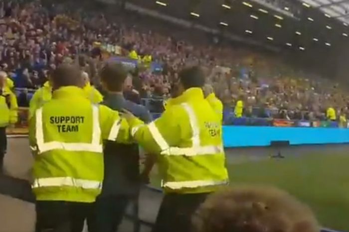 Fan Burnley ditangkap oleh petugas keamanan pada laga Everton Vs Burnley di Goodison Park pada Minggu (1/10/2017)