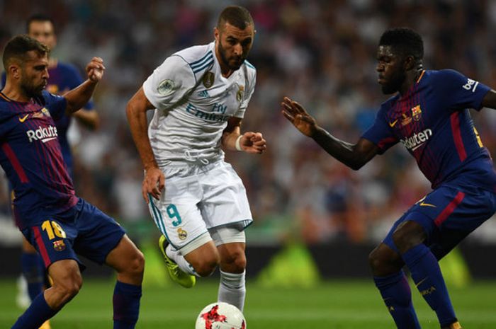 Karim Benzema dari Real Madrid menghadapi bek Barcelona, Jordi Alba dan Samuel Umtiti, dalam laga Piala Super Spanyol di Santiago Bernabeu, 16 Agustus 2017.