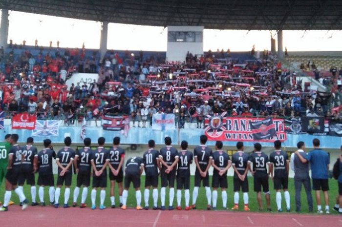 Para Pemain Persijap Jepara Tengah Diberi Apresiasi oleh Para Suporternya Setelah Laga Uji Coba Antara Persis Solo Versus Persijap Jepara di Stadion Manahan Solo, Minggu (8/4/2018).