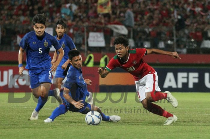  Aksi penyerang timnas U-16, Amiruddin Bagus Kahfi saat mencoba melewati para pemain timnas U-16 Thailand pada final Piala AFF U-16 2018 di Stadion Gelora Delta, Sidoarjo, 11 Agustus 2018.  