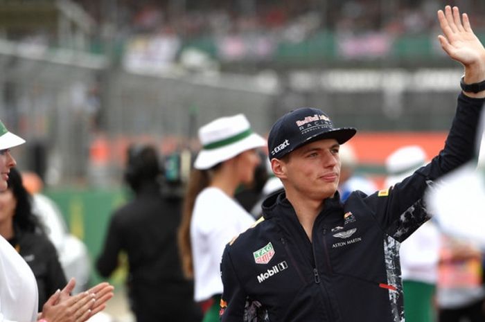 Pebalap Red Bull Racing dari Belanda, Max Verstappen, melambaikan tangan ke ara penonton saat tiba ke Sirkuit Silverstone yang menjadi arena balapan Formula 1 (F1) GP Inggris, 14-16 Juli 2017.