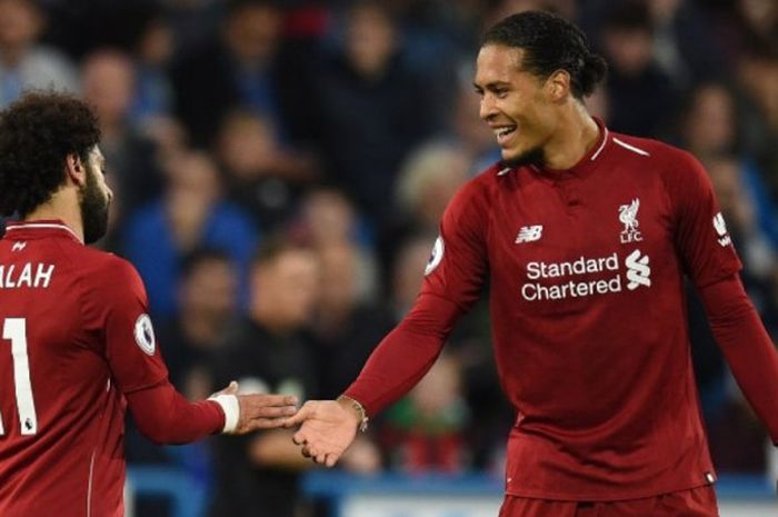 Virgil van Dijk (kanan) menyelamati Mohamed Salah atas gol yang dilesakkan buat Liverppol ke gawang Huddersfield Town dalam laga Liga Inggris di John Smith's Stadium, 20 Oktober 2018.