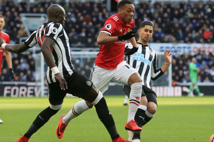 Aksi Anthony Martial pada laga lanjutan Liga Inggris antara Newcastle United melawan Manchester United di Stadion Saint James Park, Minggu (11/2/2018) malam WIB.