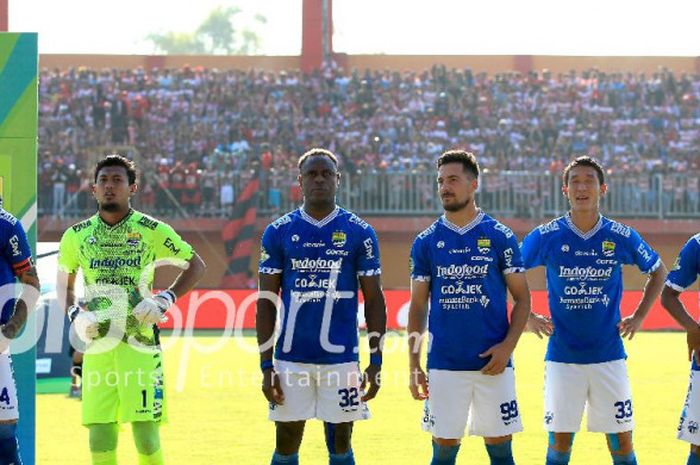  Pemain Persib berbaris jelang laga Liga 1 2018 kontra Madura United di Stadion Pamekasan, 4 Mei 2018. 