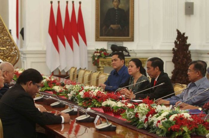 Erick Thohir (kelima dari kanan) yang juga Ketua Pelaksana INASGOC saat mendampingi Presiden Joko Widodo ketika menerima Presiden OCA, Sheikh Ahmad Al Fahad Al Sabah di Istana Negara, Jakarta, Senin (16/10/2017).