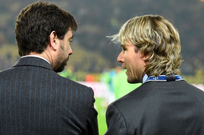 Presiden Juventus, Andrea Agnelli, tengah berbicara dengan Wakil Presiden Pavel Nedved di pertandingan leg kedua babak 16 besar Liga Champions melawan Borussia Dortmund di Signal Iduna Park pada 18 Maret 2015.