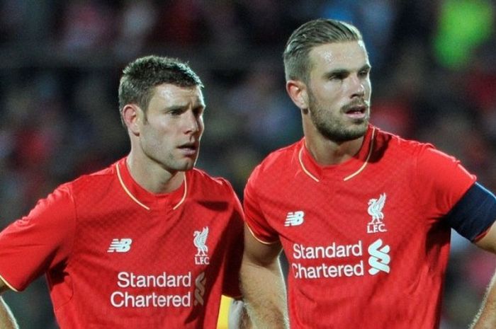 James Milner (kiri) dan Jordan Henderson membela Liverpool pada partai uji oba melawan Adelaide United di Adelaide, 20 Juli 2015.