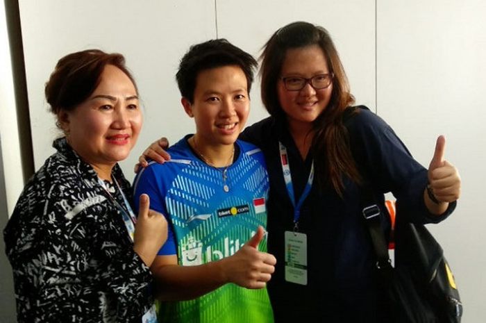 Pebulu tangkis ganda campuran Indonesia, Liliyana Natsir (tengah), berpose dengan sang ibu (kiri) dan saudaranya saat sesi konferensi pers di Indonesia Open 2018, di Istora Senayan, Jakarta, Sabtu (7/7/2018).