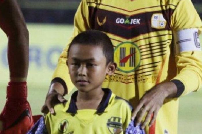 Muhammad Dimas Adtya Wibowo menggandeng tangan pemain Barito Putera, Rizky Pora  