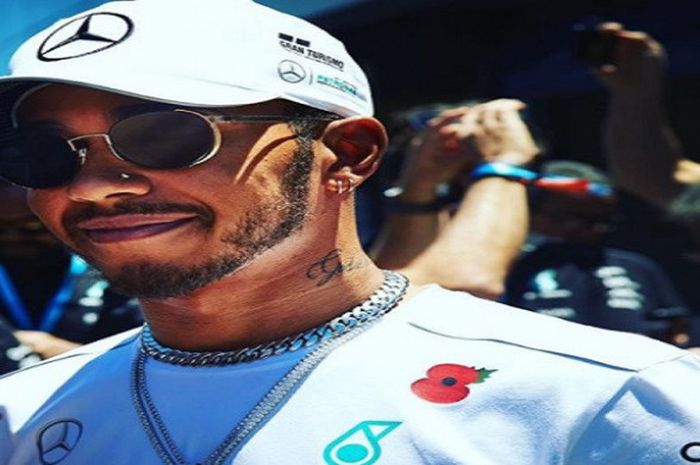 Pebalap F1, Lewis Hamilton, mengenakan lambang bunga poppy saat mengikuti balapan F1 GP Brasil (12/11/2017) sebagai bentuk penghormatan pada pahlawan Perang Dunia I.