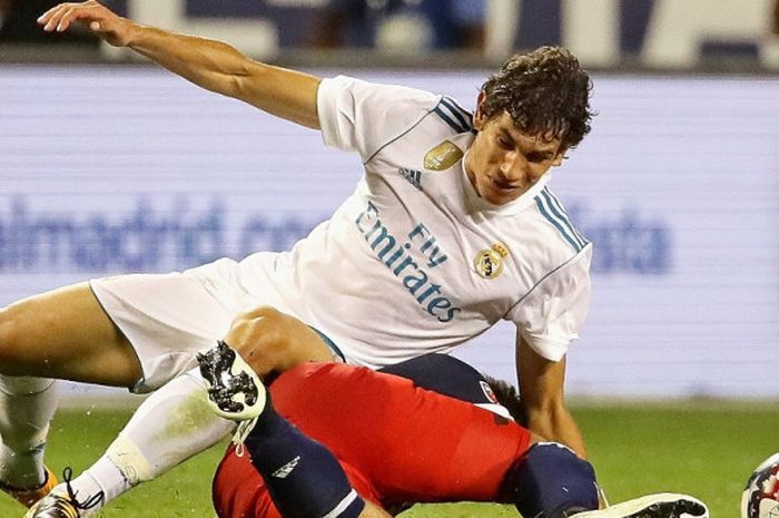 Aksi pemain Real Madrid, Jesus Vallejo (atas), berduel dengan Dom Dwyer dari tim MLS All-Star dalam partai ekshibisi musim panas di Soldier Field, Chicago, Illionis, 2 Agustus 2017.