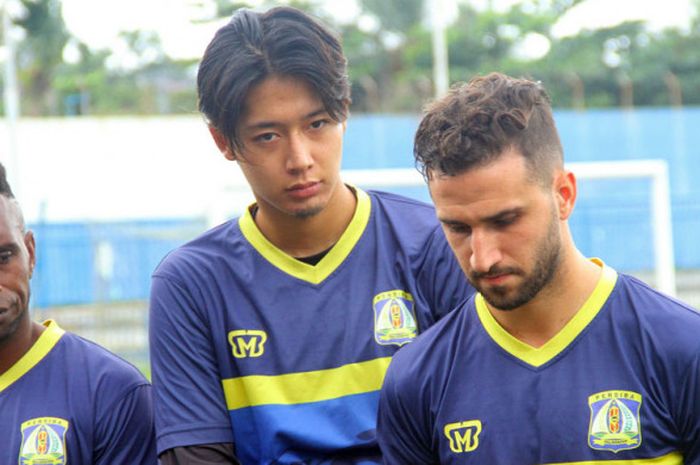 Jepang Ryutaro Karube (tengah) dalam sesi latihan Persiba Balikpapan, Kamis (3/8/2017).