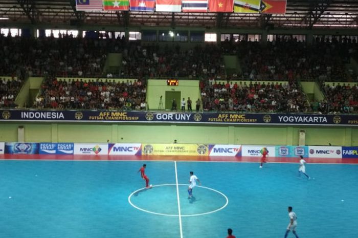 Suasana laga timnas futsal Indonesia kontra timnas futsal Malaysia pada laga kedua Grup A Piala AFF Futsal 2018 di GOR UNY, Kabupaten Sleman, 6 November 2018. 