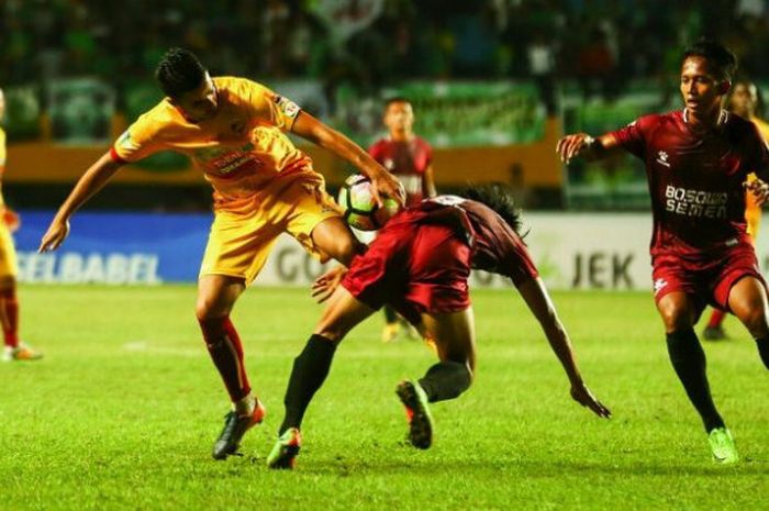 Penyerang Sriwijaya FC, Tijani Belaid (kiri) saat duel dengan pemain PSM Makassar pada laga pekan ke-24 Liga 1 musim 2017 di Stadion Gelora Sriwijaya, Jakabaring, Palembang, 17 September 2017. 