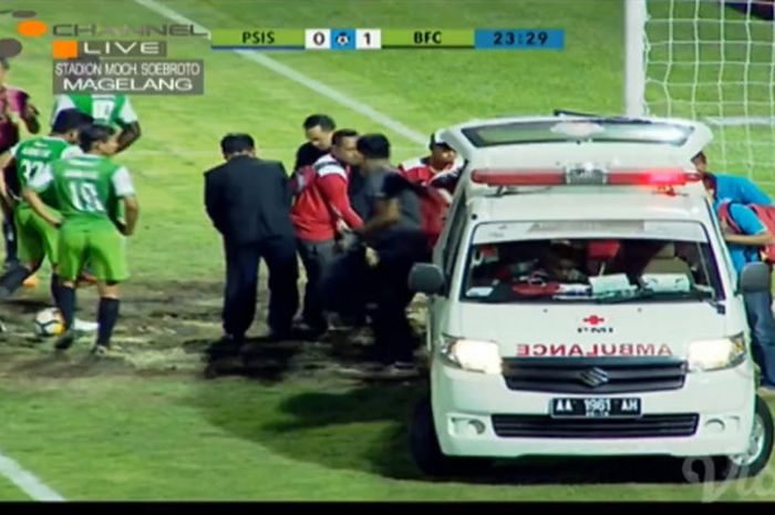 Kiper Bhayangkara FC Wahyu Tri Nugroho diangkut ke ambulans setelah berbenturan dengan pemain PSIS Hari Nur Yulianto di Stadion Madya, Magelang, Senin (13/8/2018).