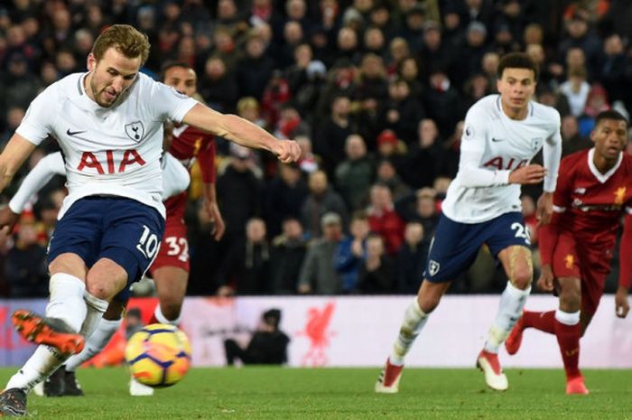 Striker Tottenham Hotspur, Harry Kane (kiri), mencetak gol penalti dalam laga Liga Inggris kontra Liverpool FC di Stadion Anfield, Liverpool, pada 4 Februari 2018.