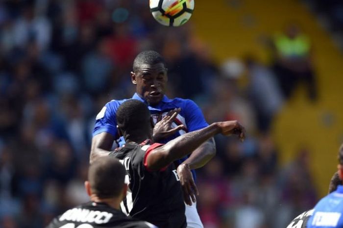 Striker Sampdoria, Duvan Zapata (atas), berusaha menyundul bola dalam partai Liga Italia melawan AC Milan di Luigi Ferraris, 24 September 2017.