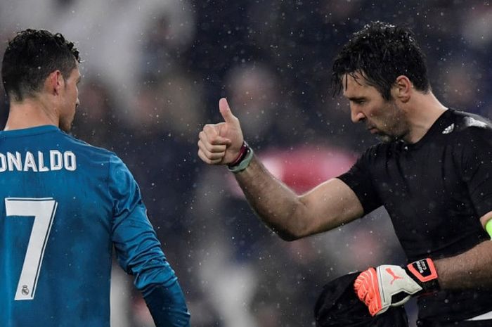 Kiper Juventus, Gianluigi Buffon, memberikan selamat kepada megabintang Real Madrid, Cristiano Ronaldo, seusai laga leg pertama perempat final Liga Champions di Stadion Allianz, Turin, Italia pada 3 April 2018.